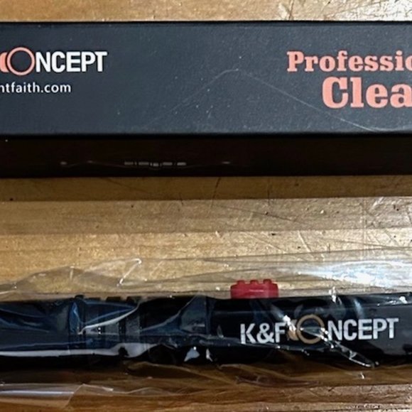 NEW K&F CONCEPT LENS CLEANING PEN WITH RETRACTABLE SOFT BRUSH - Picture 1 of 2